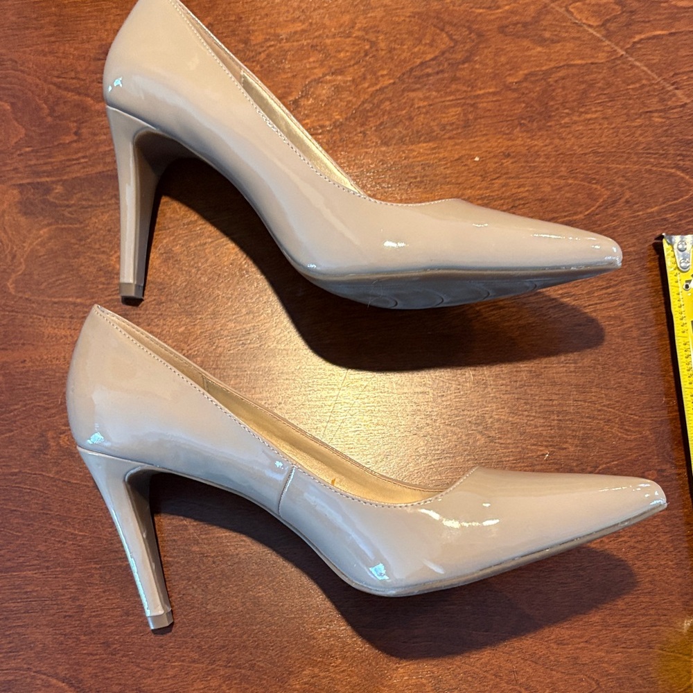 Bandolino Women's Elegant Beige Patent Leather Heels - Picture 3 of 6
